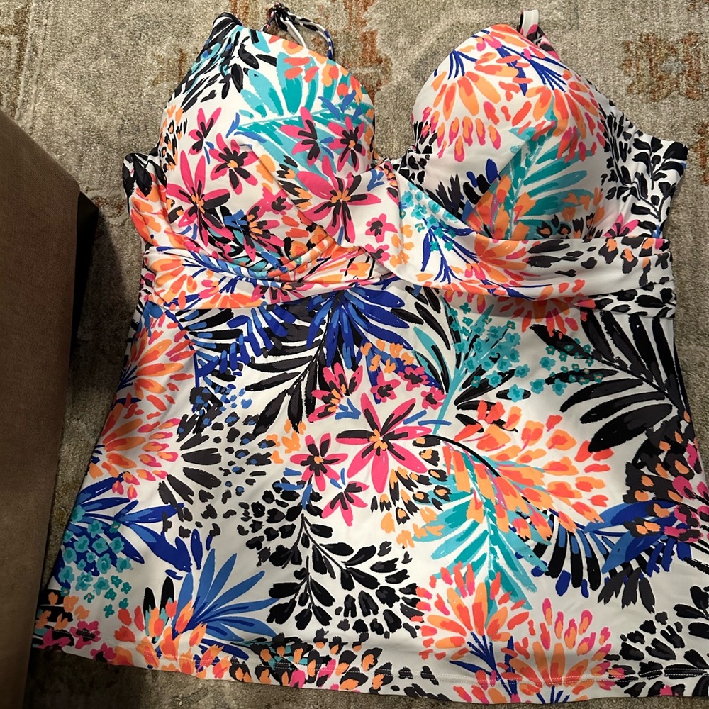 Stunning tankini top. In new condition. Size 16